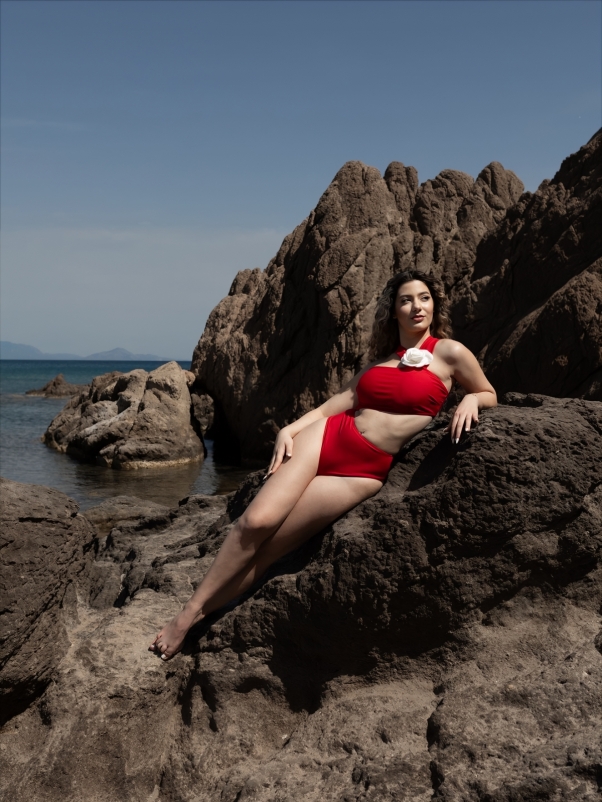 ΚΟΚΚΙΝΟ ΟΛΟΣΩΜΟ ΜΕ ΈΝΑ ΛΟΥΛΟΥΔΙ