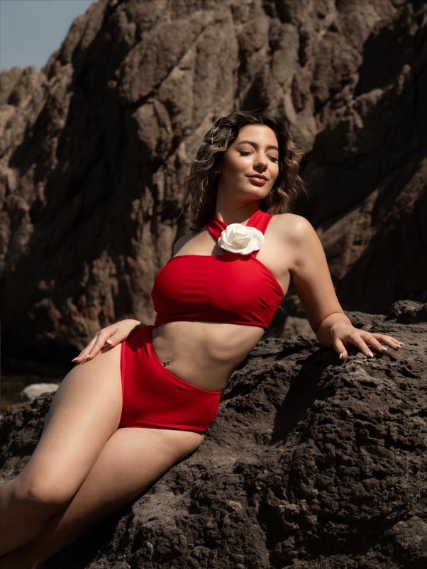 ΚΟΚΚΙΝΟ ΟΛΟΣΩΜΟ ΜΕ ΈΝΑ ΛΟΥΛΟΥΔΙ