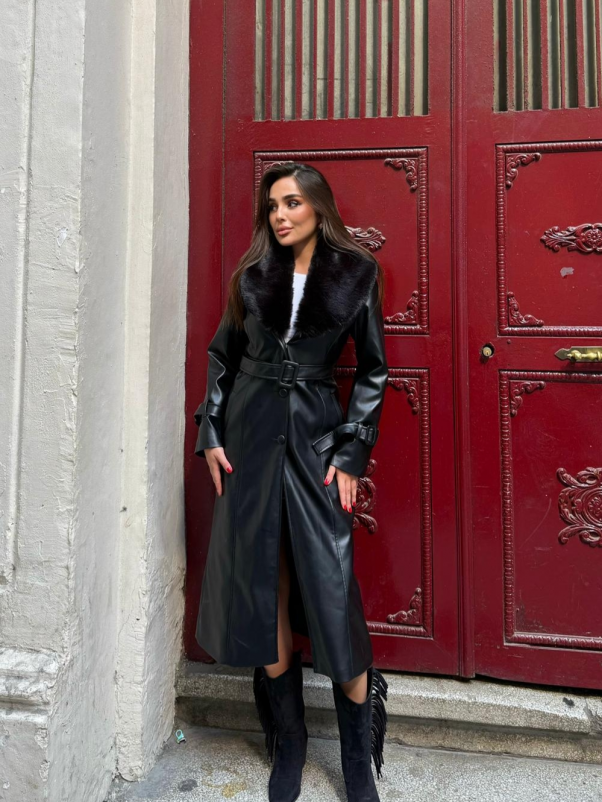 Μαύρη καμπαρντίνα με γουνα στον λαιμό