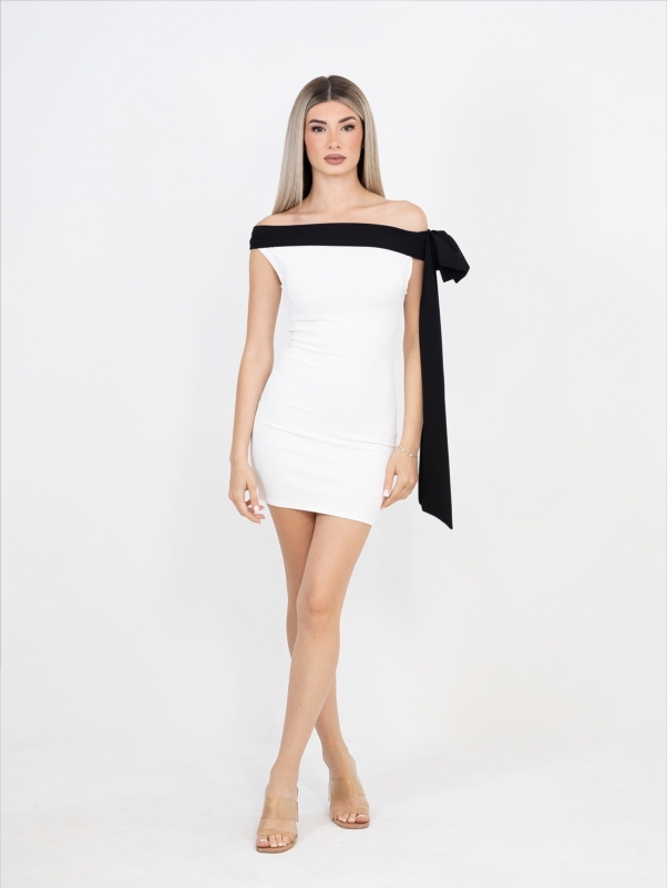 ΜΙΝΙ ΦΟΡΕΜΑ ΛΕΥΚΟ ΜΕ ΦΙΟΓΚΟ ΣΤΟ ΠΛΑΙ