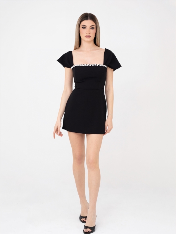 ΜΙΝΙ ΦΟΡΕΜΑ ΜΑΥΡΟ ΜΕ ΣΤΡΑΣ ΣΤΟΝ ΛΑΙΜΟ